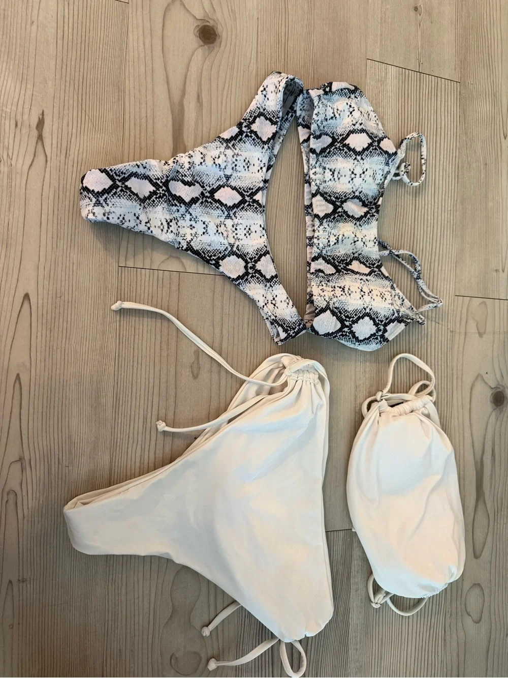 Bag of bikinis & swimsuits - Picture 4 of 9